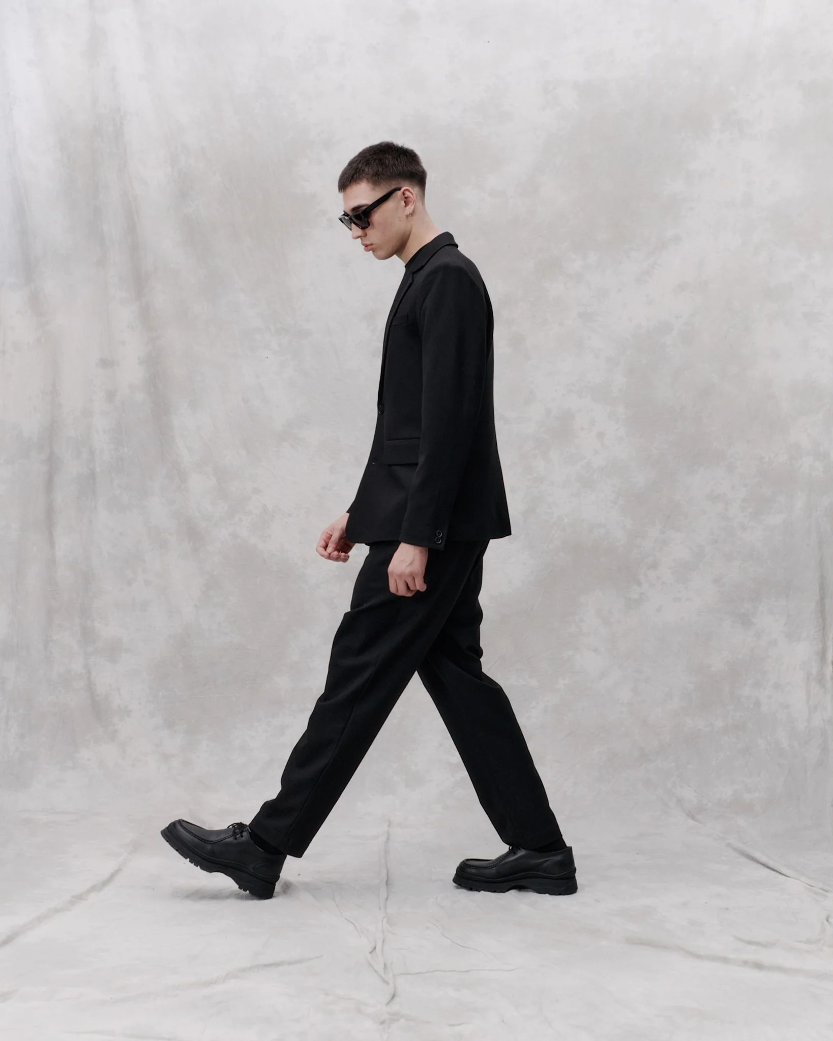 React - Black - Image 5